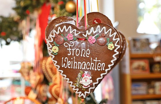 Lebkuchenherz mit Aufschrift Frohe Weihnachten am Christkindlmarkt in Bad Ischl.