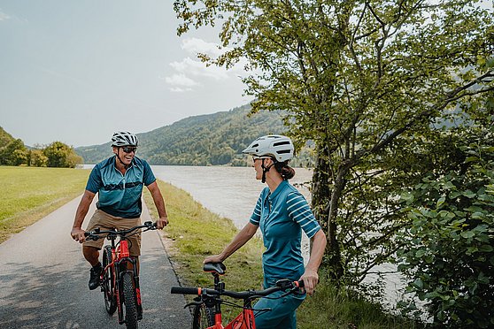 ©WGDDonauOberoesterreichTourismusGmbHCMVisuals
Donauradweg reloaded, Radfahrer fahren am Donauradweg Freizell
