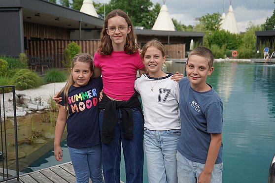 Die Servus Kinder im Bereich des Tipi-Hotels von IKUNA, während ServusTV's "Servus Kinder - Abenteuer im Naturresort" in Natternbach, Oberösterreich, Österreich, am 16.06.2025.
