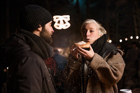Foto Oberösterreich Tourismus GmbH/Robert Maybach: Frischer Bauernkrapfen bei der Waldweihnacht am Baumkronenweg in Kopfing.